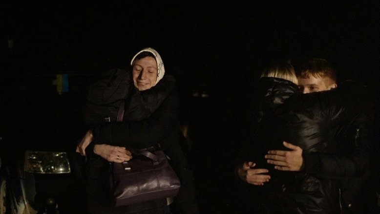 Crianças ucranianas repatriadas da Rússia são recebidas com emoção na fronteira
