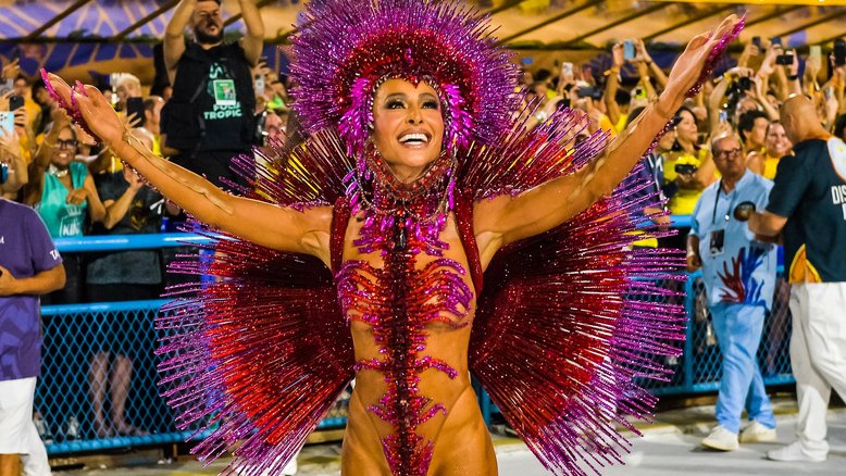 Sabrina Sato durante o desfile das campeãs no Rio de Janeiro