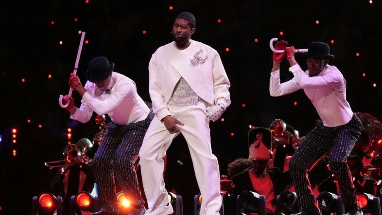 Superbowl: Usher dá show, mas Taylor Swift e Beyoncé roubam holofotes