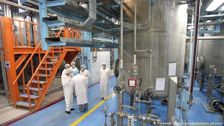 Irã começa construção de novo reator nuclear