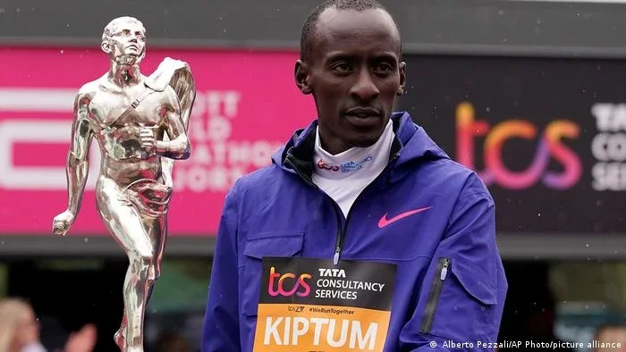 Recordista mundial da maratona morre em acidente de carro