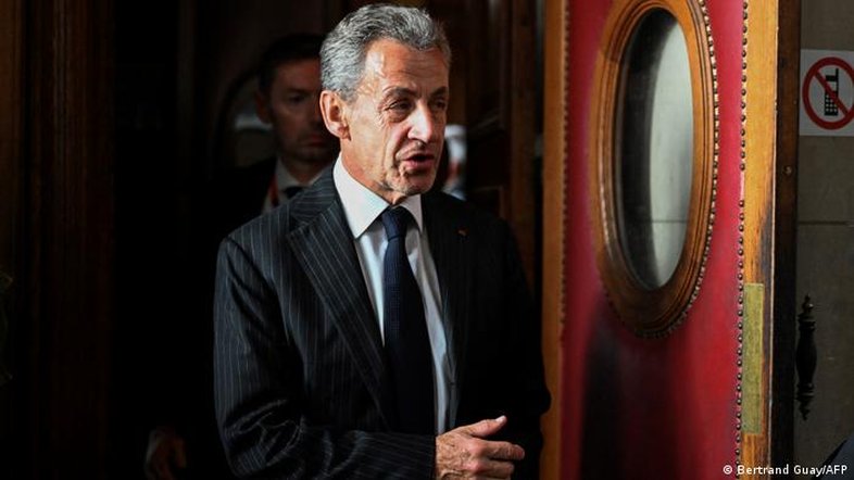 Nicolas Sarkozy é condenado à prisão