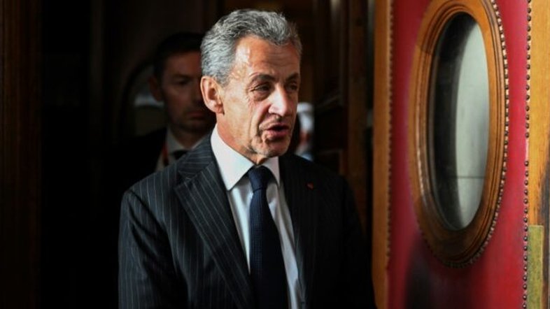França condena ex-presidente Nicolas Sarkozy em caso de financiamento ilegal
