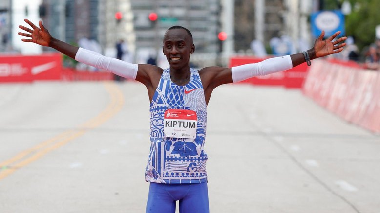 Recordista mundial da maratona, Kelvin Kiptum morre em acidente de carro