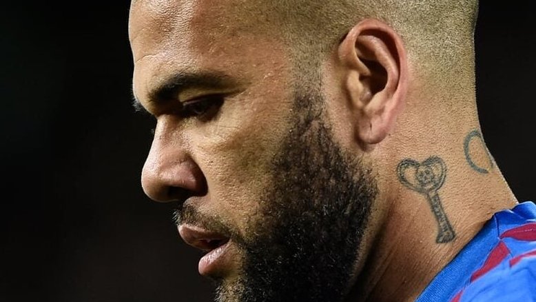 Daniel Alves comparece a tribunal pela primeira vez após ser solto