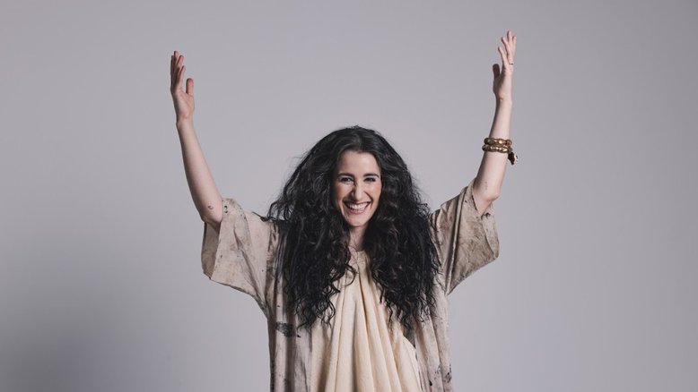 A cantora, compositora, atriz e escritora Malú Lomando