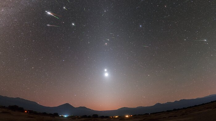 A chuva de meteoros Eta Aquáridas, que ocorreu em julho de 2022, foi capturada nesta imagem do céu de San Pedro de Atacama, no Chile. Os meteoros de Eta Aquáridas são causados ​​por detritos do cometa Halley e constituem as luzes brilhantes em formato de flecha. O astro luminoso na parte inferior do céu é Vênus. Logo acima dele, está o também cintilante Júpiter. Seguindo-se uma linha reta ascendente, também vê-se o vermelho planeta Marte e, depois, Saturno
