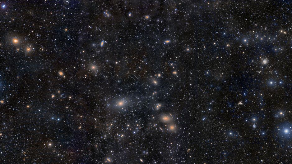 Bem mais de mil galáxias já foram identificadas como membros do Aglomerado de Virgem, o grande aglomerado de galáxias mais próximo do nosso Grupo Local. A galáxia elíptica gigante dominante do aglomerado, M87, está logo abaixo e à esquerda do centro do quadro. À direita de M87 está uma série de galáxias conhecida como Cadeia de Markarian. Um exame mais detalhado da imagem revelará muitas galáxias membros do aglomerado de Virgem como pequenas manchas difusas. Em média, as galáxias desse aglomerado estão localizadas a cerca de 48 milhões de anos-luz de distância