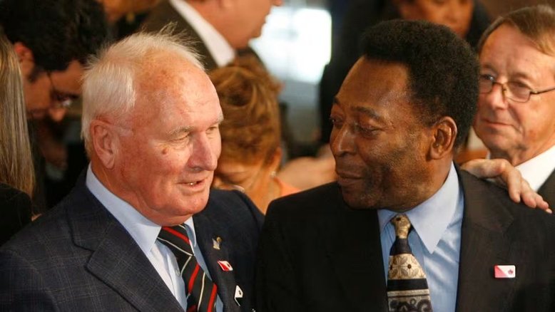 Ao lado de Pelé, Kurt Hamrin participa de comemoração pelos 50 anos da vitória do Brasil na Copa do Mundo