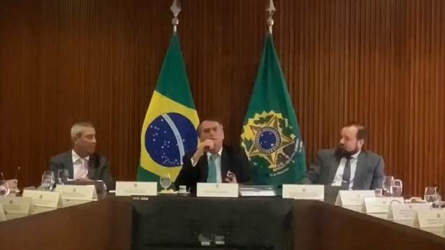 Em reunião ministerial, Bolsonaro disse que militares ‘traíras’ passaram pelo governo