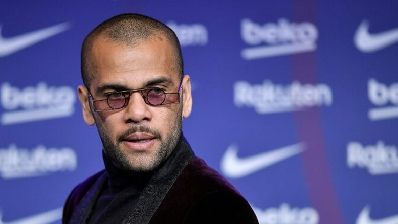 Daniel Alves é condenado a pagar R$ 80 mil de indenização por se apropriar de música de sertanejos