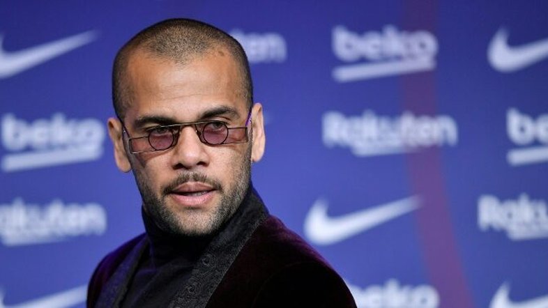 Daniel Alves é condenado a pagar R$ 80 mil de indenização por se apropriar de música de sertanejos