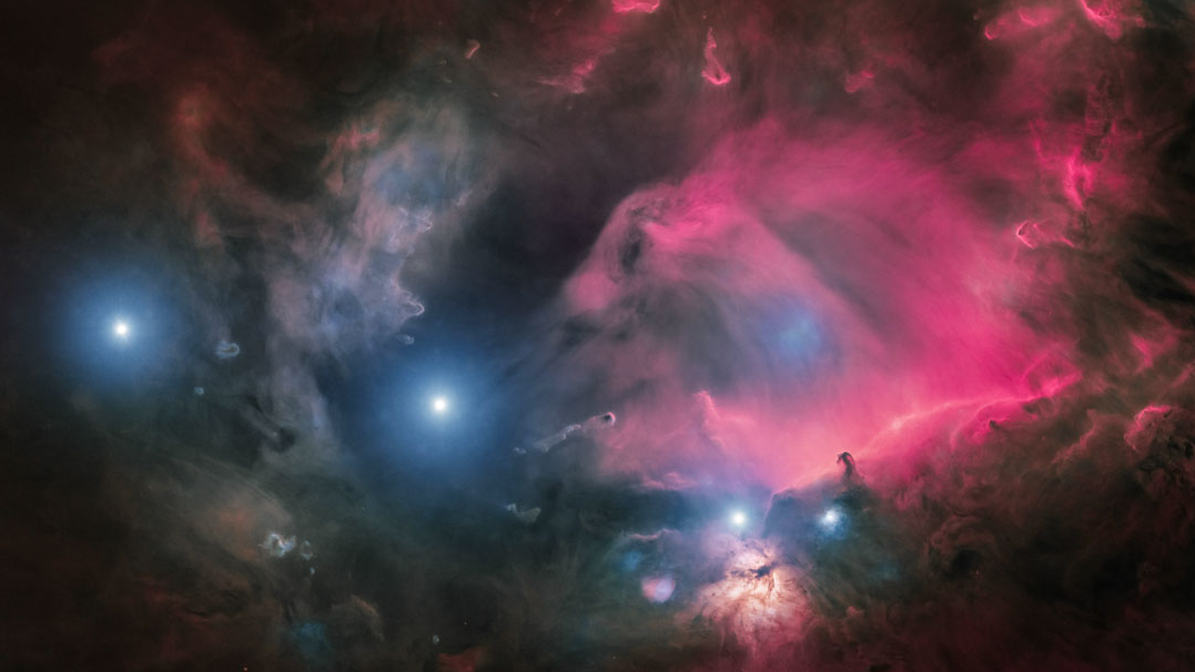 As três estrelas mais brilhantes desta imagem são, da esquerda para a direita, Mintaka, Alnilam e Alnitak: as icônicas estrelas do Cinturão de Órion. As demais estrelas na moldura foram trabalhadas digitalmente para destacar as nuvens circundantes de gás brilhante e poeira escura. Algumas dessas nuvens têm formas intrigantes, incluindo a Nebulosa da Cabeça de Cavalo e a Nebulosa da Chama, ambas perto de Alnitak, no canto inferior direito. A famosa Nebulosa de Órion está no canto superior direito deste campo colorido. Toda a região fica a apenas cerca de 1,5 mil anos-luz de distância, na Constelação de Órion, sendo um dos berçários de formação estelar mais próximos e mais bem estudados que se conhece