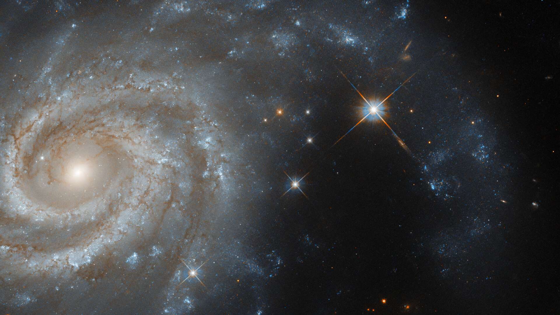 Esta imagem mostra a galáxia espiral IC 438, que fica a cerca de 130 milhões de anos-luz da Terra, na direção da Constelação de Lepus (“A Lebre”). Esse conjunto estelar é margeado pela Constelação do Cão Maior, pela Constelação de Órion e pela Constelação do Cão Menor. Isso faz com que, nas representações artísticas do céu, a lebre estelar seja representada como se estivesse sendo perseguida por Órion e seus dois cães de caça