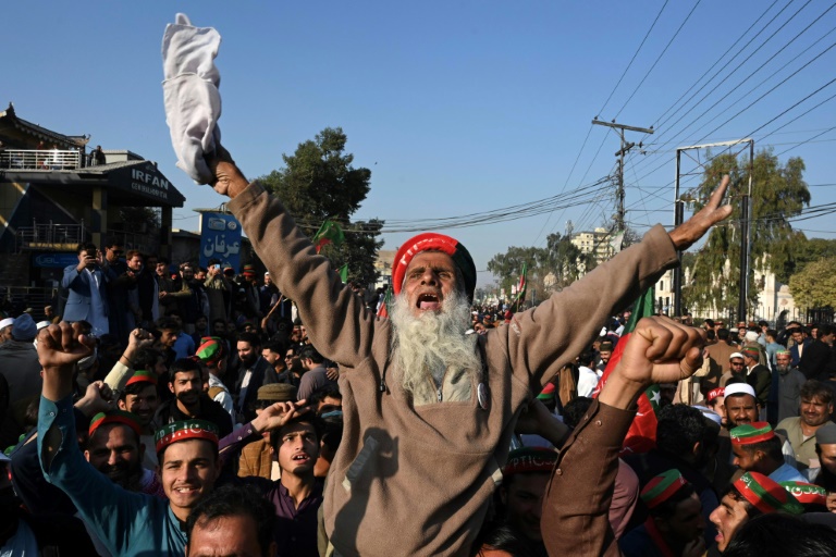 Polícia paquistanesa alerta que reprimirá 'manifestações ilegais' pós-eleitorais