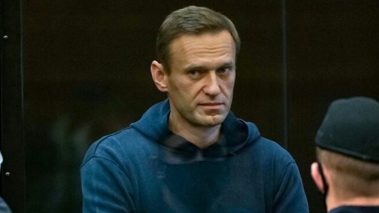 Quem era Alexei Navalny, o obstinado opositor de Putin que morreu atrás das grades