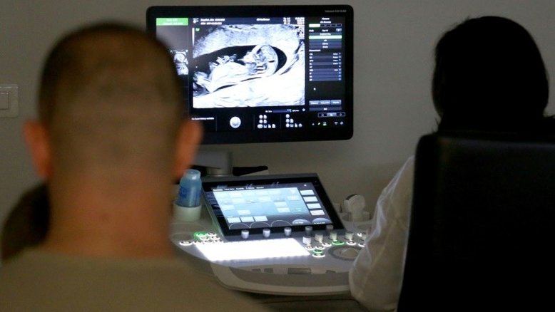 Abortos seletivos alimentam disparidade de gênero na Albânia