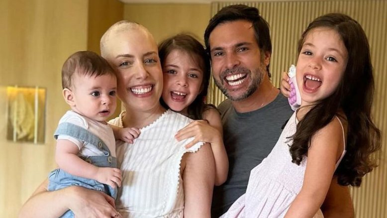 Fabiana Justus e o marido, Bruno D'Ancona, com os filhos, Chiara, Sienna e Luigi