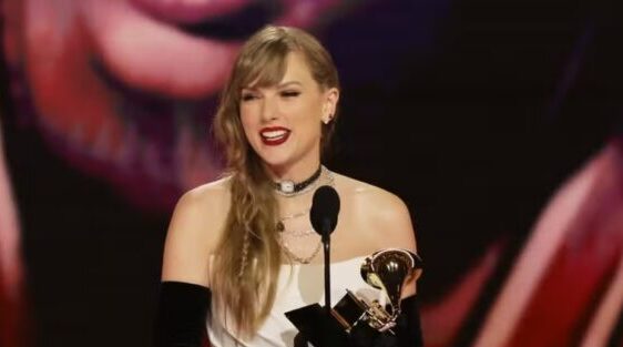 Taylor Swift faz história como a primeira artista a ganhar Álbum do Ano 4 vezes