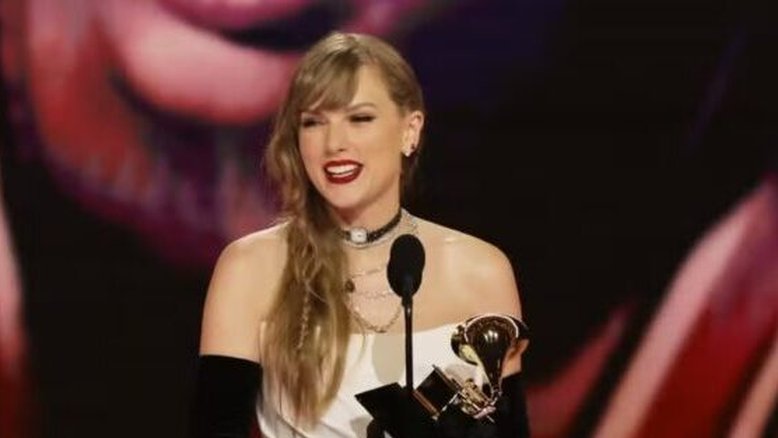 Taylor Swift faz história como a primeira artista a ganhar Álbum do Ano 4 vezes
