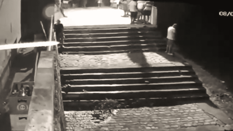 Homem é derrubado em escadaria enquanto fazia xixi na margem do Rio São Francisco; assista o vídeo