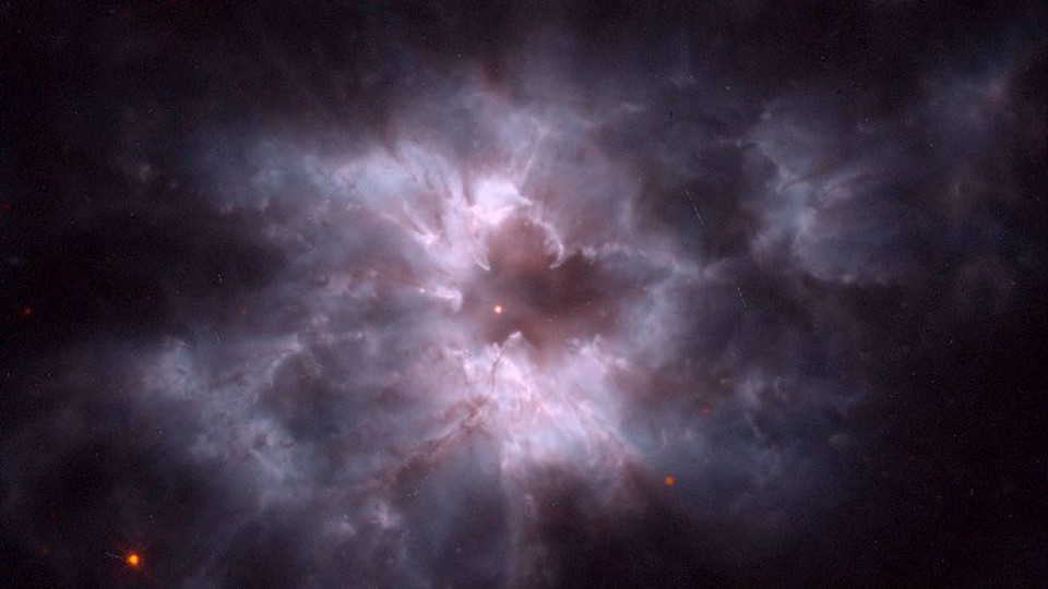 Em meio às diversas camadas de gás e poeira, a nebulosa planetária NGC 2440 contém uma das estrelas anãs brancas mais quentes conhecidas. Esta pérola estelar pode ser vista como um ponto brilhante, próximo ao centro da imagem. A porção destacada de NGC 2440 abrange cerca de um ano-luz. Neste registro feito pelo Telescópio Espacial Hubble, em 1995, NGC 2440 foi retratada com bastante riqueza de detalhes. A nebulosa planetária fica a cerca de 4 mil  anos-luz de distância, na direção da austral Constelação de Puppis (“A Popa”)