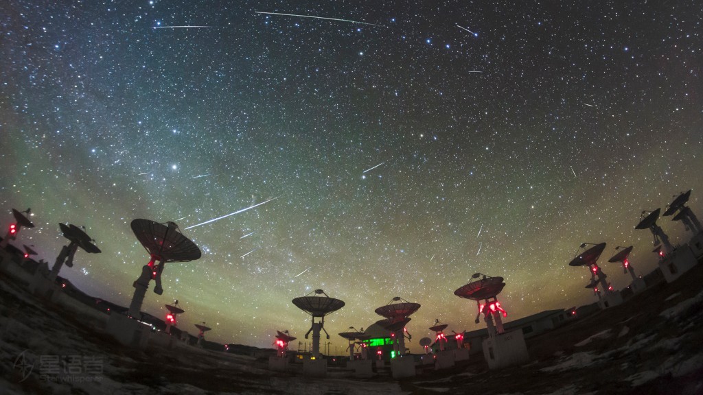 A Chuva de Meteoros Quadrântidas fornece um espetáculo anual para os observadores do céu do Hemisfério Norte. O brilho da chuva fica na região da obsoleta Constelação Quadrans Muralis, perto da Constelação da Ursa Maior, da Constelação de Bootes (“O Boieiro”) e da Constelação de Draco. Esta imagem foi registrada nas horas de pico da chuva, em janeiro de 2022. Dispostos em primeiro plano, estão os radiotelescópios do observatório localizado na Mongólia Interior, na China. Uma provável fonte do fluxo de poeira que produz os Meteoros Quadrântidas foi identificada em 2003 como um asteroide
