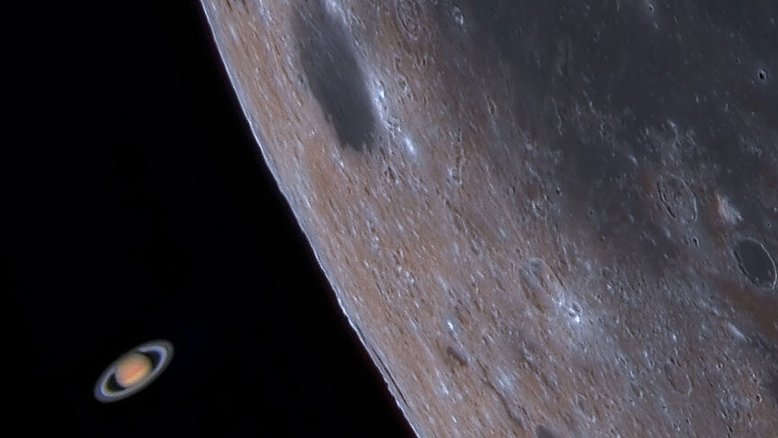 Às vezes, Saturno pode ser ocultado da visão aqui na Terra pela nossa Lua. Este registro foi feito em abril de 2019, na África do Sul, pouco antes da ocultação e também do nascer do Sol. Quando Saturno reapareceu do outro lado da Lua, quase duas horas depois, o Sol já havia nascido