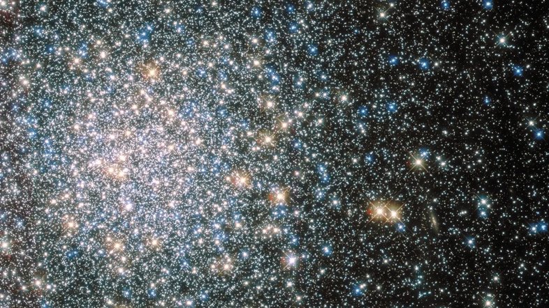 Messier 5 (M5) é um aglomerado estelar globular localizado entre a Constelação de Libra e a Constelação de Serpens. Com mais de 100 mil estrelas, ele está delimitado pela gravidade e compactado em uma região com cerca de 165 anos-luz de diâmetro, a cerca de 25 mil anos-luz de distância da Terra. Vagando pelo halo da nossa galáxia, os aglomerados estelares globulares são antigos membros da Via Láctea. M5 é um dos globulares mais antigos, com estrelas estimadas em quase 13 bilhões de anos