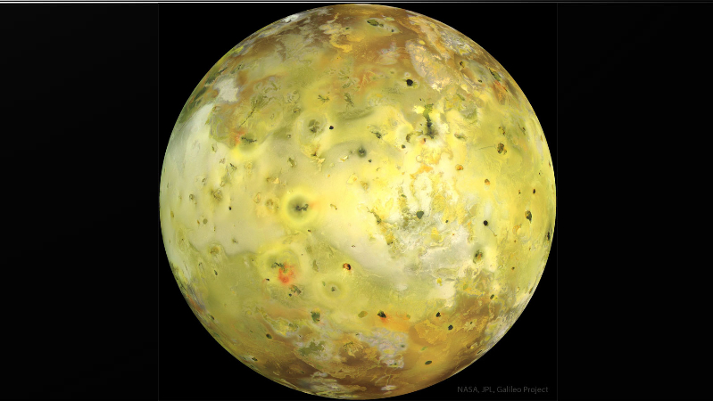A lua mais exótica do Sistema Solar é amarela e brilhante. Nesta imagem, registrada em julho de 1999, pela espaçonave Galileo que orbitou Júpiter de 1995 a 2003, vê-se Io, um dos satélites naturais de Júpiter. As cores de Io derivam de enxofre fundido com silicato rochoso. A superfície incomum é mantida sempre renovada pelo seu sistema de vulcões ativos. A intensa gravidade de Júpiter estica Io e amortece as oscilações causadas por outras de suas luas. O atrito resultante aquece muito o interior de Io, fazendo com que a rocha derretida exploda na superfície. Os vulcões de Io são tão ativos que estão efetivamente virando a Lua inteira do avesso. Parte de sua lava vulcânica é tão quente que brilha no escuro
