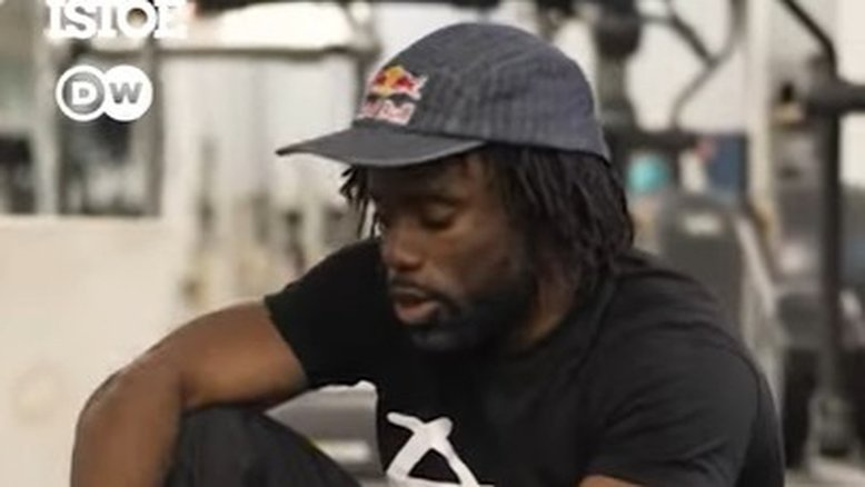 Junior Bosila Banya, também conhecido como B-boy Junior, dançarino que superou a pólio