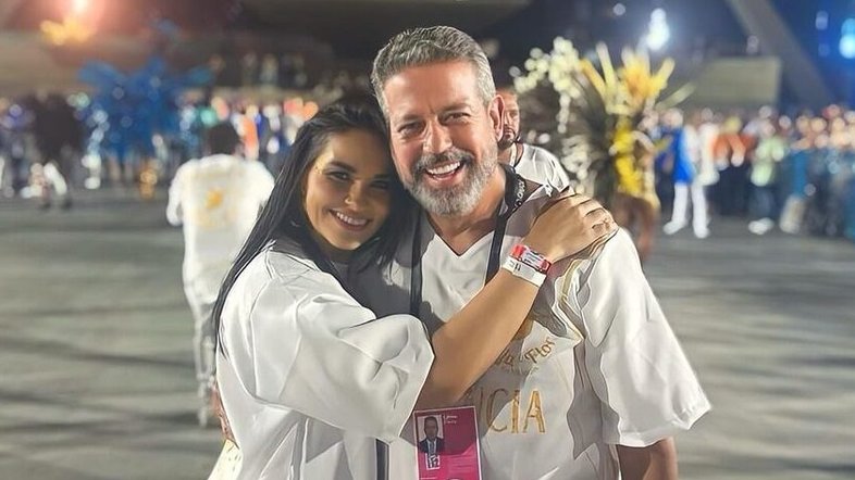 Arthur Lira cai na folia com a Beija-Flor, que homenageou Maceió