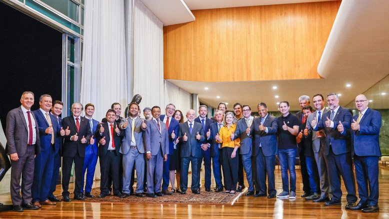 Lula em reunião com líderes de partido e o presidente da Câmara, Arthur Lira (PP-AL)