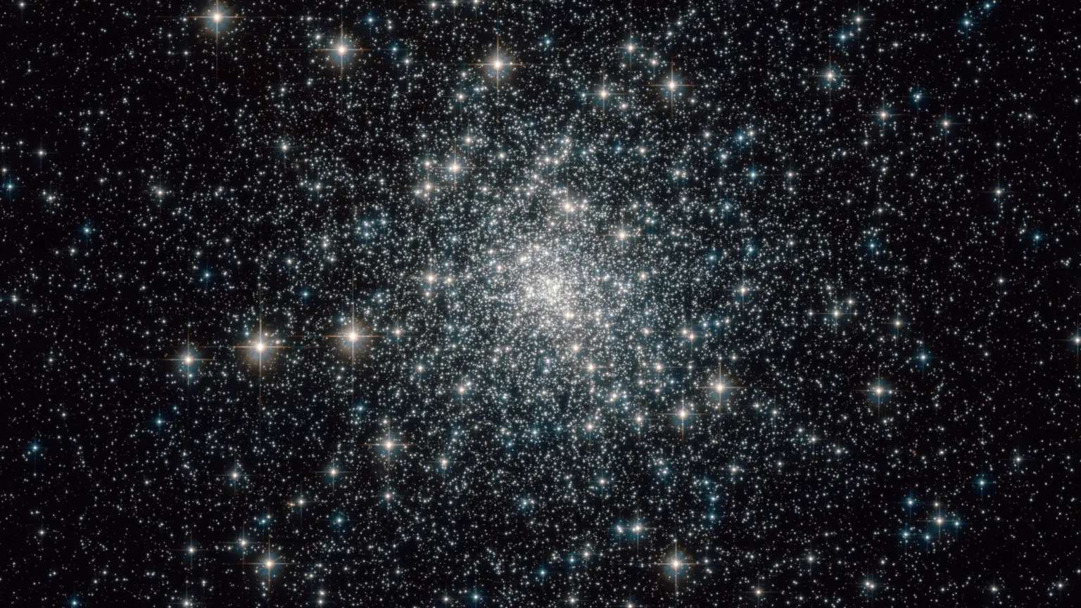 Nesta imagem, composta por exposições em luz visível e infravermelha, vê-se centenas de milhares de estrelas do aglomerado Messier 30 (ou M30), que está localizado a cerca de 28 mil anos-luz da Terra, na Constelação de Capricórnio. Embora os aglomerados globulares como o M30 sejam povoados principalmente por estrelas velhas, a densidade do enxame estelar faz com que algumas estrelas velhas aparentemente recuperem a sua juventude com o que se chama de “retardatários azuis”. Foram identificados dois tipos de retardatários azuis em M30: os que se formam em colisões quase frontais entre duas estrelas e também aqueles que estão em sistemas binários, nos quais uma estrela suga hidrogênio da sua companheira