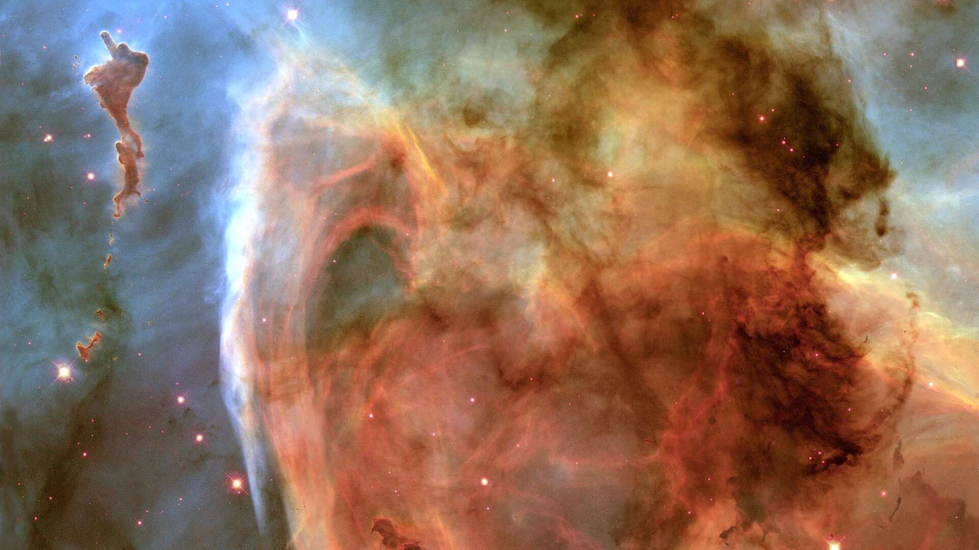 Detalhes preciosos são revelados nesta estrutura complexa dentro da Nebulosa de Carina (NGC 3372). A imagem retrata o que também ficou conhecido como 'Nebulosa Buraco da Fechadura' e foi feita pelo Telescópio Espacial Hubble. Esta região, a cerca de 8 mil anos-luz da Terra, está localizada ao lado da famosa estrela variável e explosiva Eta Carinae, que está fora do campo de visão, mas na extensão do canto superior direito. A Nebulosa de Carina também abriga outras estrelas que estão entre as mais quentes e massivas conhecidas, até 10 vezes mais quente e 100 vezes mais massivas que o nosso Sol