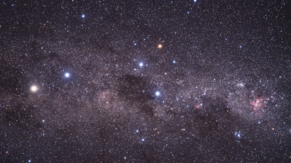 Esta imagem dá uma ampla visão da Via Láctea estendendo-se pelo céu meridional. A bela Nebulosa de Carina (NGC 3372) é vista à direita, brilhando em vermelho. É nesta parte da Via Láctea que reside NGC 3603, logo à esquerda da Nebulosa de Carina. No centro da imagem está a Constelação do Cruzeiro do Sul. A brilhante estrela amarelada, à esquerda, é Alpha Centauri, um sistema de três estrelas, que fica a uma distância de cerca de 4,4 anos-luz da Terra
