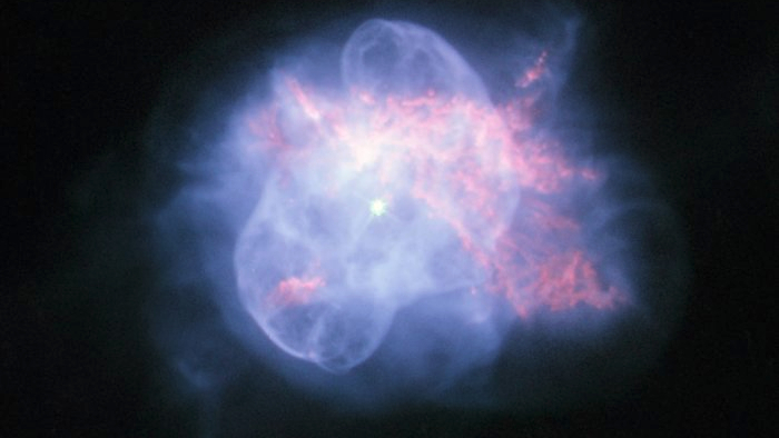 Esta é a nebulosa planetária NGC 6210, que fica a cerca de 6,5 mil anos-luz de distância, na Constelação de Hércules. NGC 6210 é o último suspiro de uma estrela um pouco menos massiva que o nosso Sol, mas na fase final do seu ciclo de vida. As múltiplas camadas de material ejetadas pela estrela moribunda formam uma superposição de estruturas com diferentes graus de simetria, o que lhe confere o formato exótico. Sua estrela central está rodeada por uma bolha fina e azulada, que revela uma estrutura filamentar. Esta bolha está sobreposta a uma formação de gás assimétrica e avermelhada