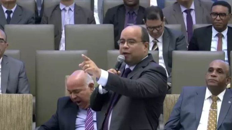 Pastor proíbe jovens de fazer 'coração de Dorama': 'Defesa da androginia'