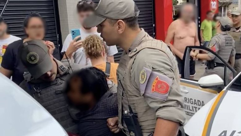 Vítima foi algemada e presa enquanto agressor conversava tranquilamente com os agentes