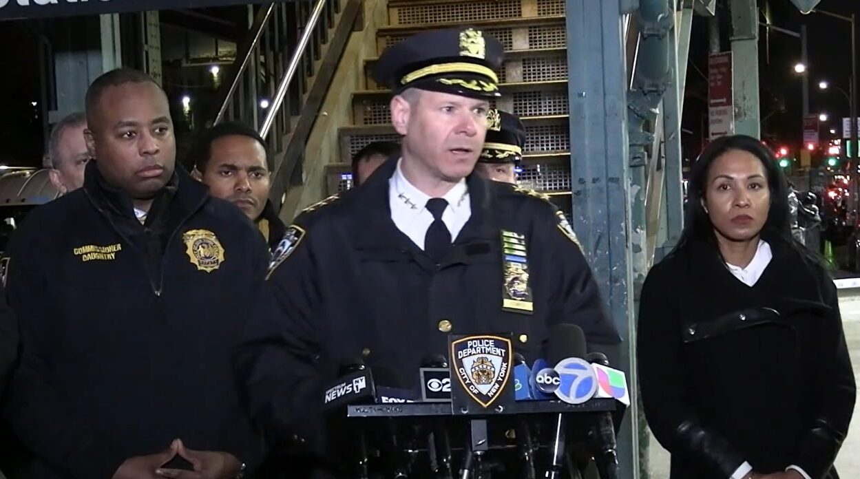 Briga em metrô de Nova York termina com uma pessoa morta e 5 feridas