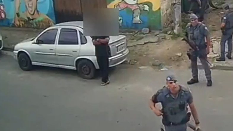 Policiais destroem câmeras de segurança