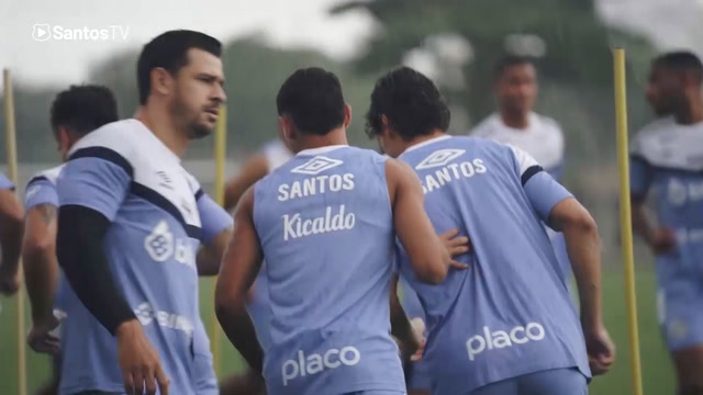 Sob chuva, Santos treina no CT Rei Pelé