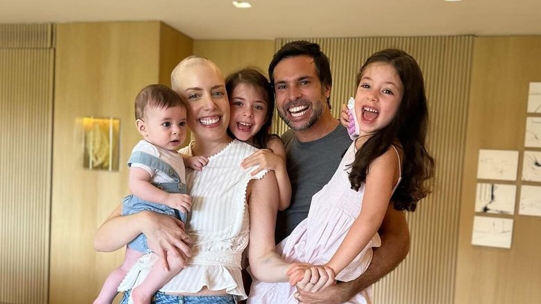 Fabiana Justus ao lado do marido e dos filhos
