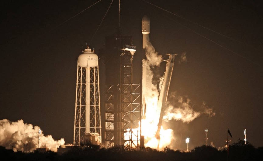 Com apoio da Nasa, SpaceX lança módulo de pouso lunar de empresa privada