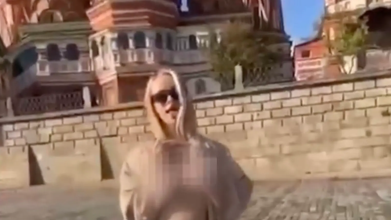 Rússia lança caçada à modelo que posou de topless em frente à igreja de Moscou