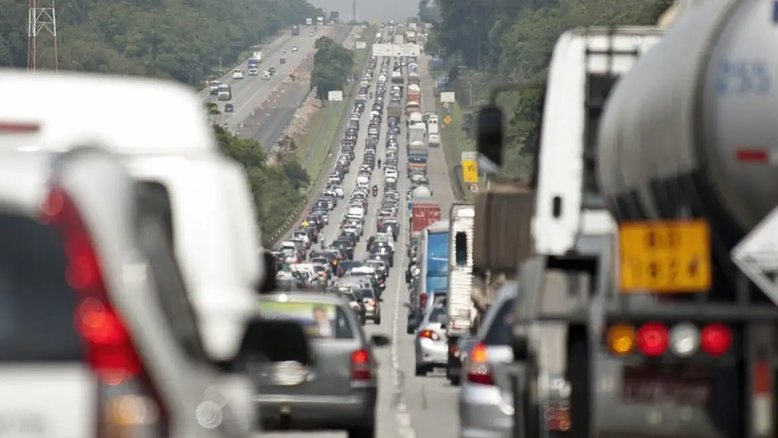 Motoristas enfrentam lentidão nas estradas em São Paulo na saída para o Carnaval