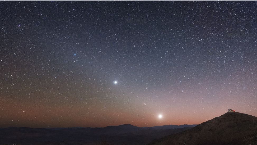 Eis um retrato de vizinhos do Sistema Solar, nesta paisagem que inclui o Observatório Las Campanas, no Chile. O registro foi feito antes do amanhecer, em novembro de 2015. Ao Leste, ascendem o planetas Vênus, o mais brilhante e próximo ao horizonte; Marte, pouco menor, mais alto e à esquerda, e Júpiter, o segundo ponto mais brilhante no céu. O brilho iluminado fica por conta da luz zodiacal, que acompanha os planetas ao longo do plano da eclíptica. Formados a partir de um mesmo disco protoplanetário achatado, todos os planetas do Sistema Solar orbitam perto do mesmo plano
