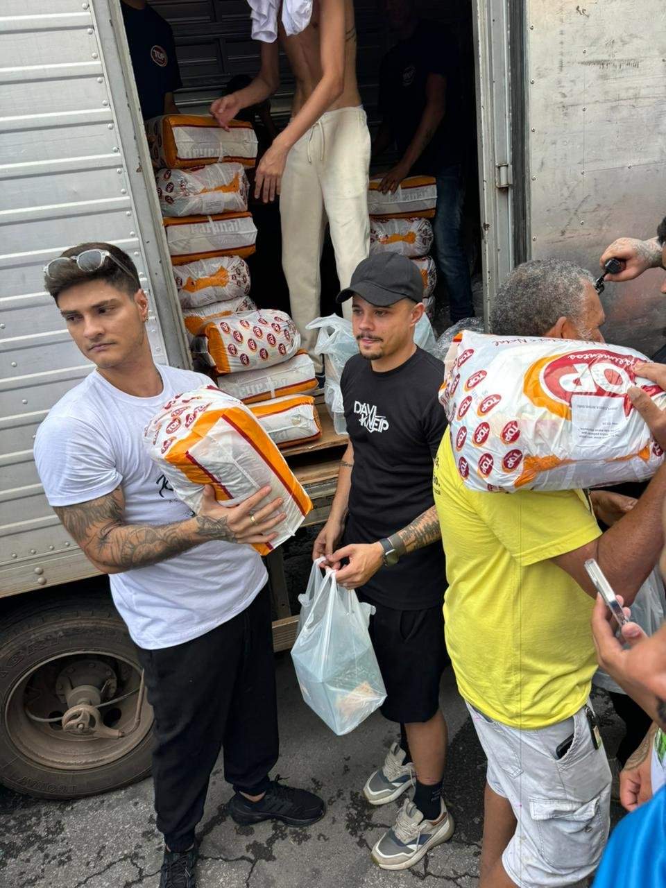 Davi Kneip faz distribuição de alimentos para celebrar aniversário de 25 anos: ‘Conexão com Deus’