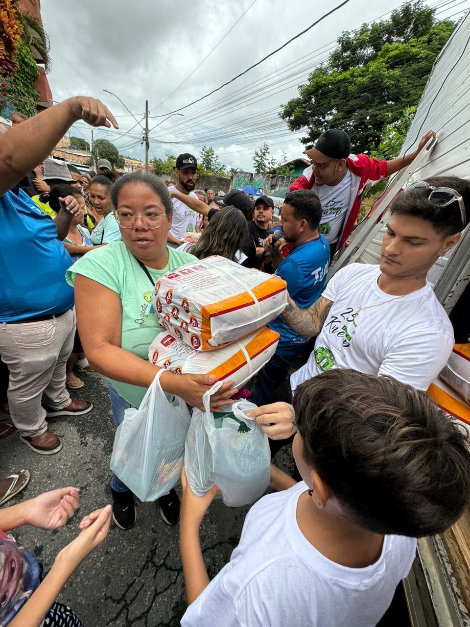 Davi Kneip faz distribuição de alimentos para celebrar aniversário de 25 anos: ‘Conexão com Deus’