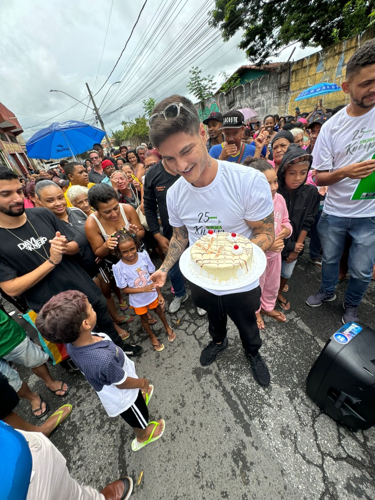 Davi Kneip faz distribuição de alimentos para celebrar aniversário de 25 anos: ‘Conexão com Deus’